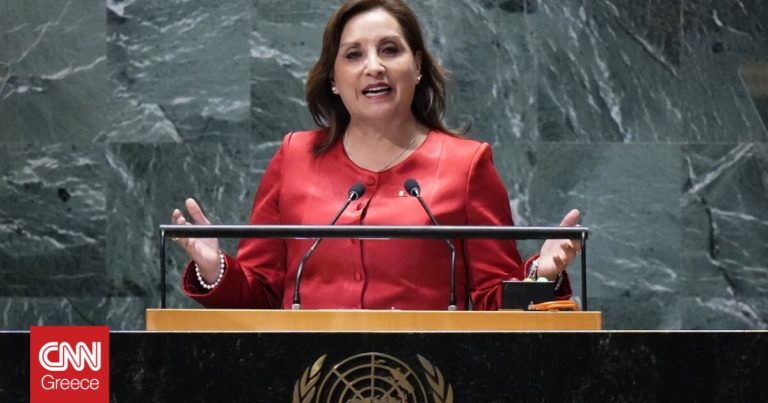 Επίθεση στην πρόεδρο του Περού από δύο γυναίκες – Η μία την τράβηξε από τα μαλλιά