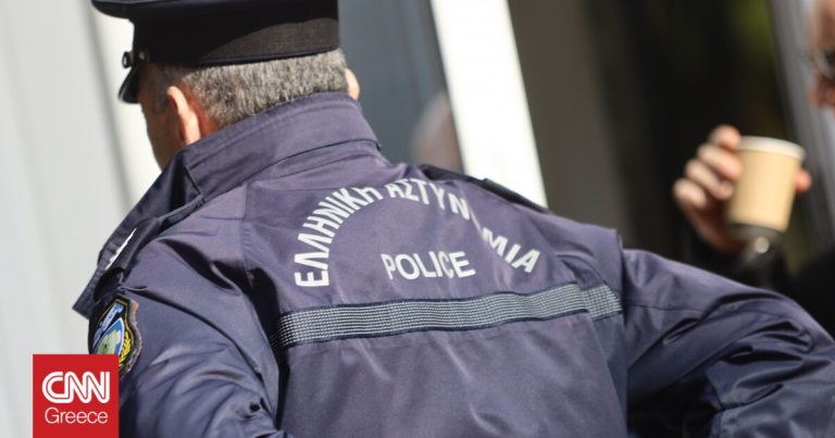 «Χειροπέδες» σε δύο αστυνομικούς για εκβίαση και δωροληψία