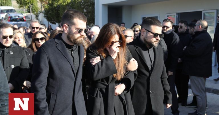 Χάρης Κωστόπουλος: Σε κλίμα οδύνης η κηδεία του – Πλήθος κόσμου για το τελευταίο «αντίο»