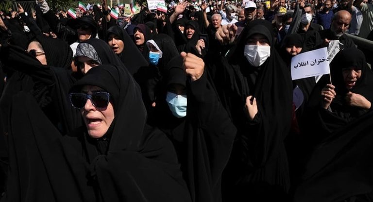 Ιράν: Γυναίκα καταδικάστηκε σε 74 μαστιγώσεις επειδή δεν φορούσε την ισλαμική μαντίλα