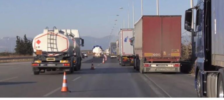 Νταλίκες «εγκλωβισμένες» στην Γέφυρα Καλυφτάκη: «Θα πάθουμε ζημιά χωρίς λόγο, δεν έχει χιόνι» – Τι καταγγέλλει ιδιοκτήτης φορτηγού στο enikos.gr