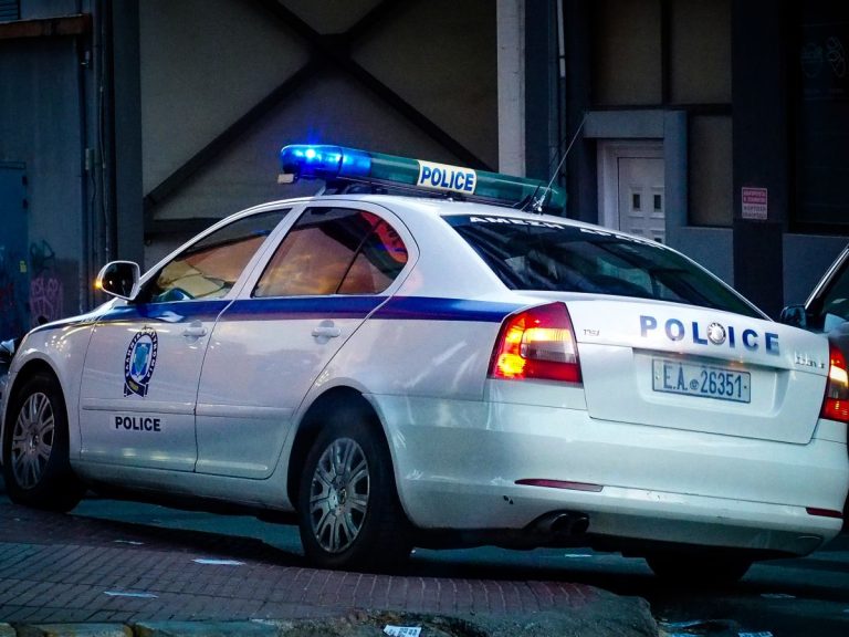 Αστυνομικός έλεγχος σε ύποπτο αυτοκίνητο στα Εξάρχεια – «Εγώ το έκλεψα» υποστήριξε η οδηγός
