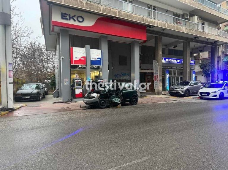 Θεσσαλονίκη: «Τρελή» πορεία αυτοκινήτου – Έπεσε πάνω σε 5 σταθμευμένα οχήματα