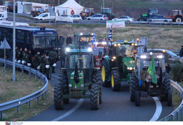 Αγρότες: Οι 3 προϋποθέσεις για την κάθοδο των τρακτέρ στην Αθήνα – Εγκλωβίστηκαν οδηγοί στον Μπράλο λόγω μπλόκου