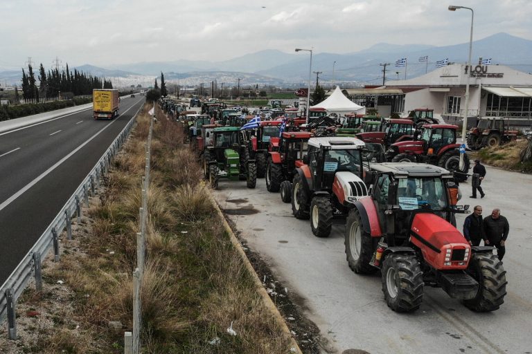 Αγρότες: Συνεχίζονται οι αποκλεισμοί σε τελωνείο Ευζώνων και Χαλκιδική