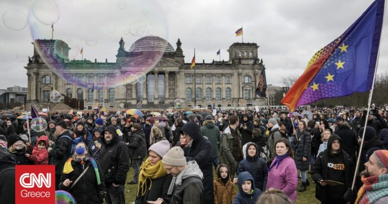 DW: 120.000 πολίτες διαδήλωσαν στους δρόμους του Βερολίνου κατά της ακροδεξιάς