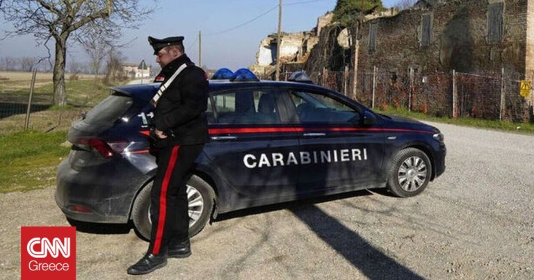 Ιταλία: Καθίζηση του οδοστρώματος «κατάπιε» δύο ΙΧ στη Νάπολη – Δύο τραυματίες
