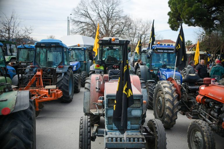 «Ζεσταίνουν» τα τρακτέρ οι αγρότες για τη μεγάλη κάθοδο στην Αθήνα – Μπλόκα και αποκλεισμοί δρόμων σήμερα