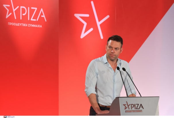 Ο Στέφανος Κασσελάκης αλλάζει την ώρα της ομιλίας του στο Συνέδριο του ΣΥΡΙΖΑ