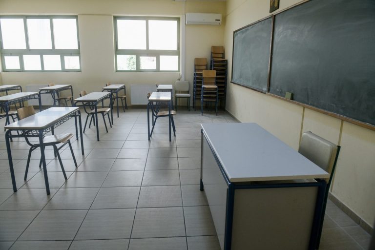 Καλύβια: Πατέρας μαθητή επιτέθηκε σε καθηγήτρια Γυμνασίου επειδή έβγαλε εκτός αίθουσας τον γιο του
