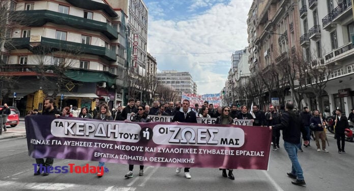 Θεσσαλονίκη: Πενθεί για τους 57 νεκρούς στα Τέμπη – ΦΩΤΟ και ΒΙΝΤΕΟ από την πορεία