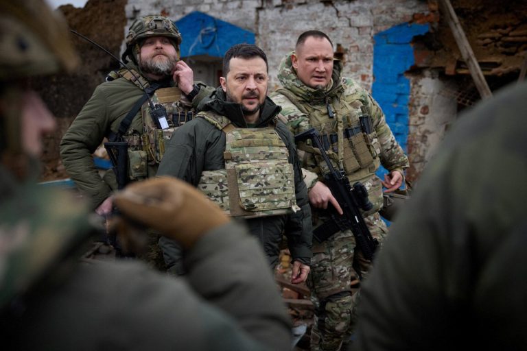 Ουκρανία: Στην πρώτη γραμμή του μετώπου ο Ζελένσκι- Απένειμε βραβεία στους στρατιώτες