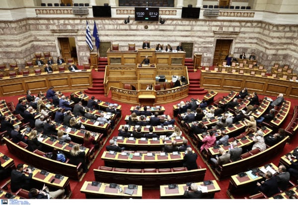 Βουλή: Στο «κόκκινο» το πολιτικό θερμόμετρο για τα Τέμπη – Ολοκληρώνεται σήμερα η συζήτηση για την πρόταση δυσπιστίας