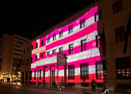 Παγκόσμια Ημέρα Γυναίκας: Το δημαρχείο της Αθήνας «ντύθηκε» με τη ροζ σημαία της Γεωργίας Λαλέ