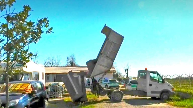 Βίντεο: Πέταξε καναπέδες σε χωράφι και η αστυνομία τους έριξε στον κήπο του
