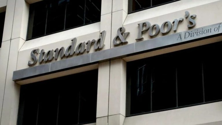 Standard & Poor’s: Επιβεβαίωσε την επενδυτική βαθμίδα για την ελληνική οικονομία – Αναβάθμισε το outlook