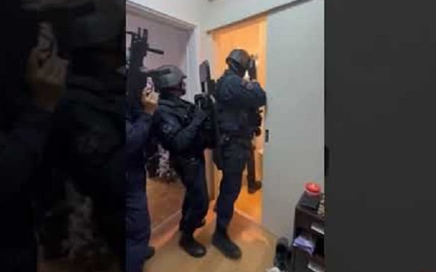 Αττική: Καρέ-καρέ η επιχείρηση της αστυνομίας για την εξάρθρωση εγκληματικής οργάνωσης που έκλεβε αυτοκίνητα και σπίτια – 10 συλλήψεις