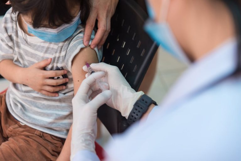 Δελφοί: Κατακόρυφη πτώση -στο 68%- της εμπιστοσύνης των Ελλήνων στα παιδικά εμβόλια