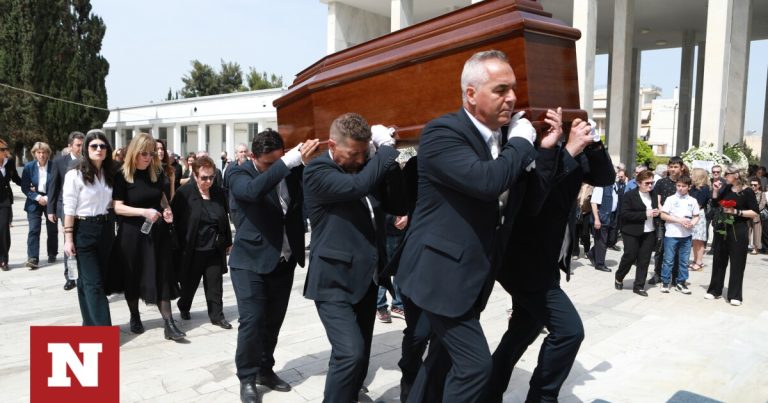 Γιάννης Φέρτης: Συγκίνηση στην κηδεία του – Πλήθος καλλιτεχνών λένε το τελευταίο «αντίο»