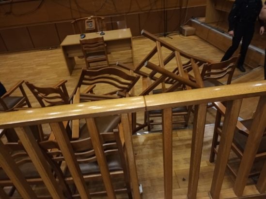 Δίκη για τραγωδία στο Μάτι – Άγγελος Κοντοθάνος: «Μετά τις ”ποινές χάδια”, βρήκα μπροστά μου μια καρέκλα και την πέταξα»