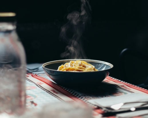 Συνταγή για vegetarian καρμπονάρα με αρακά και σπανάκι – Ιδανική για χορτοφάγους και νηστεία