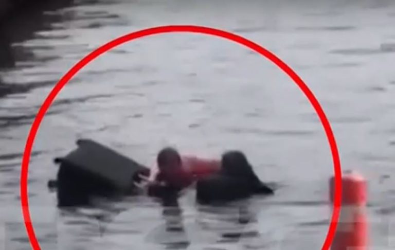 Λιμάνι Πειραιά: Βίντεο ντοκουμέντο από τη διάσωση 71χρονης τουρίστριας – Έπεσε στη θάλασσα για να πιάσει τη βαλίτσα της
