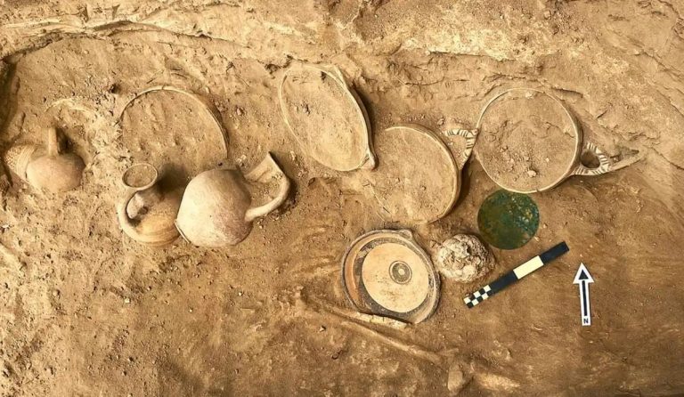 Μυστήριο με σπάνιο Μινωικό Καθρέφτη 3.300 ετών που βρέθηκε σε τάφο – Η ανακάλυψη που μπερδεύει τους αρχαιολόγους