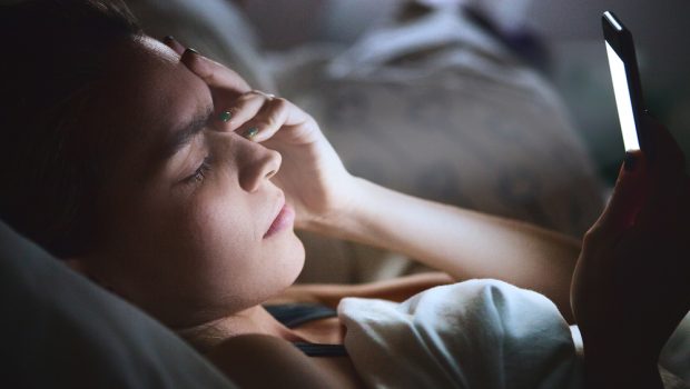 Κοιμόμαστε λιγότερο βάζοντας σε κίνδυνο την υγεία μας | in.gr