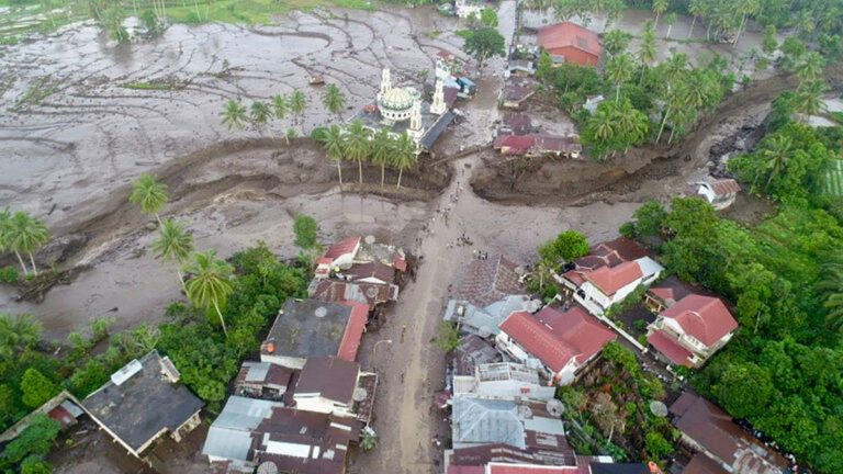Ινδονησία: Τουλάχιστον 41 νεκροί και 17 αγνοούμενοι από πλημμύρες και κατολισθήσεις