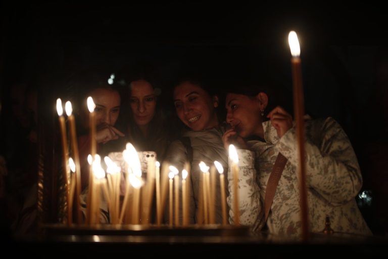 Με λαμπρότητα και κατάνυξη η Ελλάδα γιόρτασε την Ανάσταση του Χριστού – ΦΩΤΟΓΡΑΦΙΕΣ