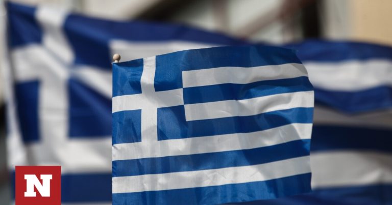 Στην Αλεξανδρούπολη κυματίζει η μεγαλύτερη ελληνική σημαία