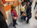 Πασχαλιάτικες λαμπάδες και δωράκια σε παιδιά στο Γενικό Νοσοκομείο Χανίων και σε προνοιακές δομές, μοίρασε ο Δήμαρχος Χανίων Παναγιώτης Σημανδηράκης