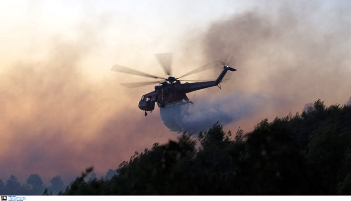 Φωτιά στον Άγιο Κοσμά Καβάλας – Σηκώθηκαν εναέρια μέσα