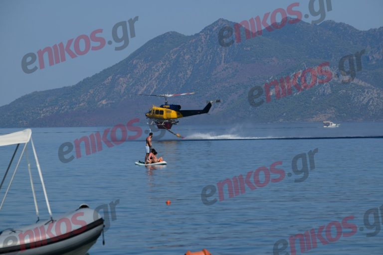 Φωτιά στην Άνω Επίδαυρο: Ελικόπτερο ανεφοδιάζεται λίγα μέτρα μακριά από λουόμενους – Φωτογραφία αναγνώστη